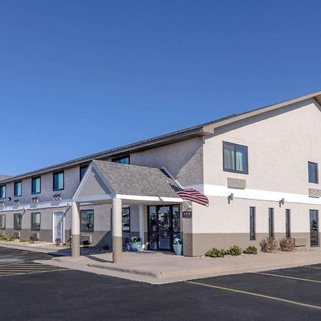 Super 8 By Wyndham Pratt Hotel Exterior foto