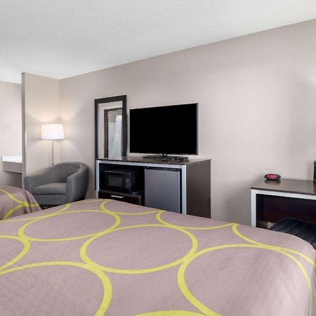 Super 8 By Wyndham Pratt Hotel Exterior foto