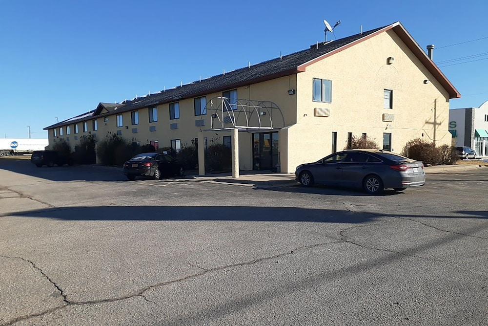 Super 8 By Wyndham Pratt Hotel Exterior foto