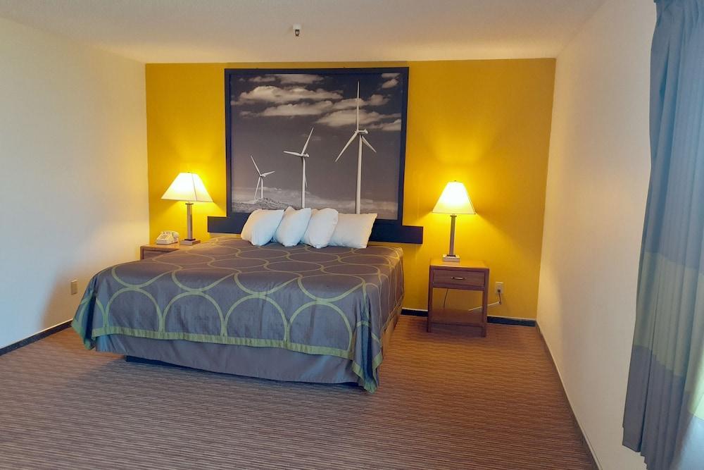 Super 8 By Wyndham Pratt Hotel Exterior foto