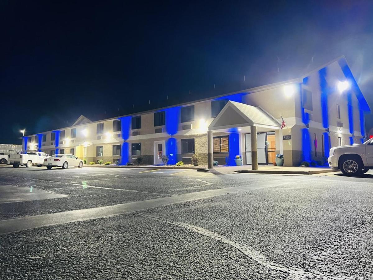 Super 8 By Wyndham Pratt Hotel Exterior foto
