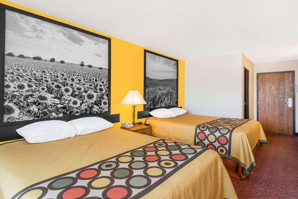 Super 8 By Wyndham Pratt Hotel Quarto foto