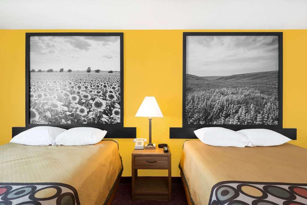Super 8 By Wyndham Pratt Hotel Quarto foto