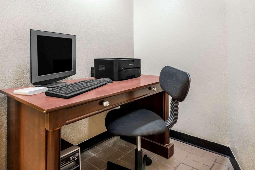 Super 8 By Wyndham Pratt Hotel Instalações foto