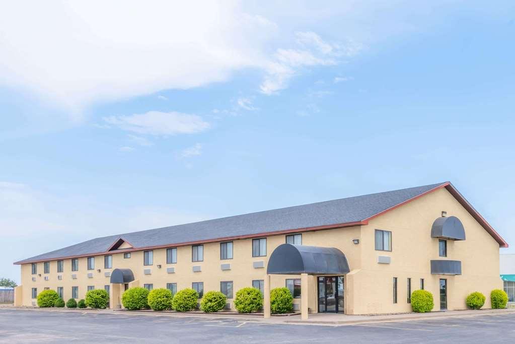 Super 8 By Wyndham Pratt Hotel Exterior foto