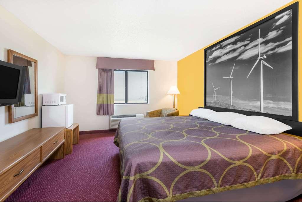 Super 8 By Wyndham Pratt Hotel Quarto foto