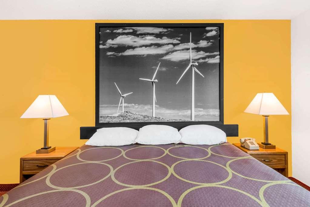 Super 8 By Wyndham Pratt Hotel Quarto foto