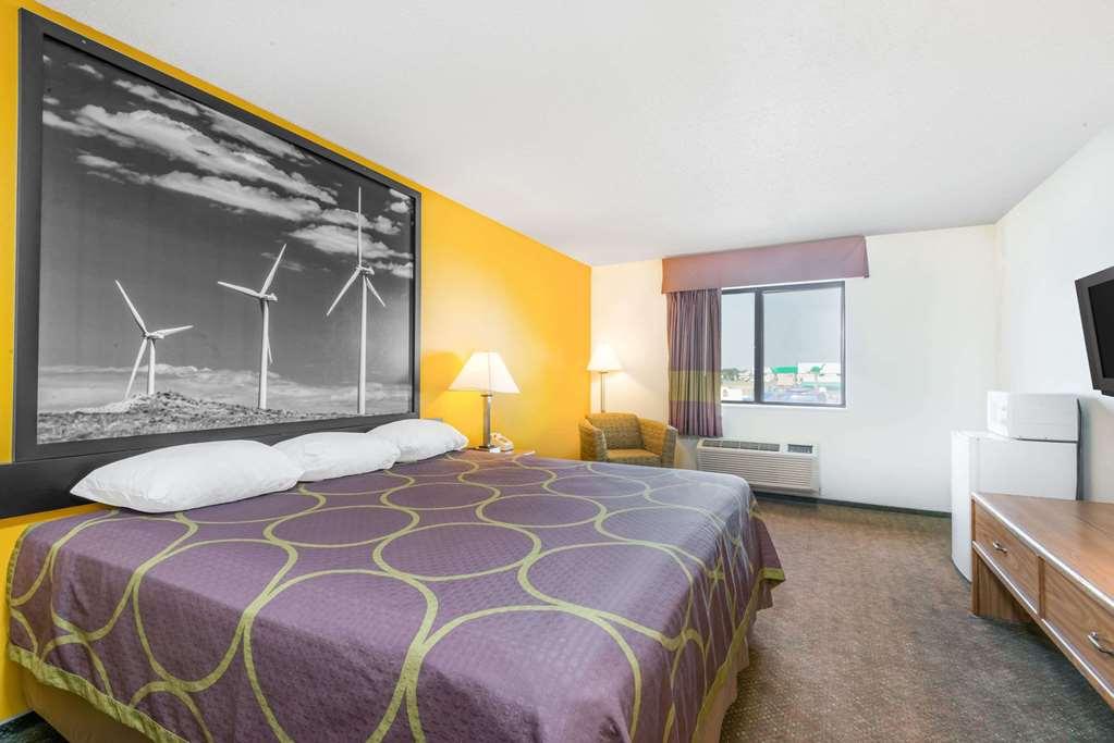 Super 8 By Wyndham Pratt Hotel Quarto foto
