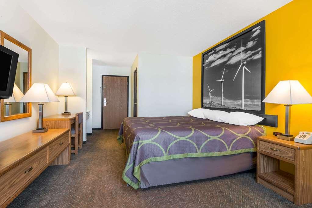 Super 8 By Wyndham Pratt Hotel Quarto foto