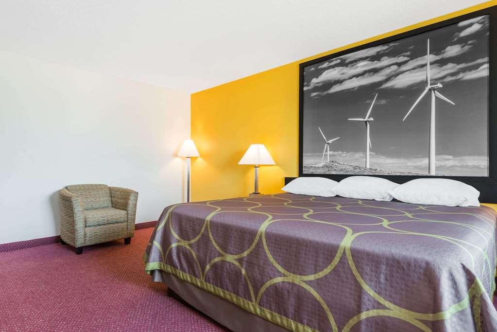 Super 8 By Wyndham Pratt Hotel Quarto foto