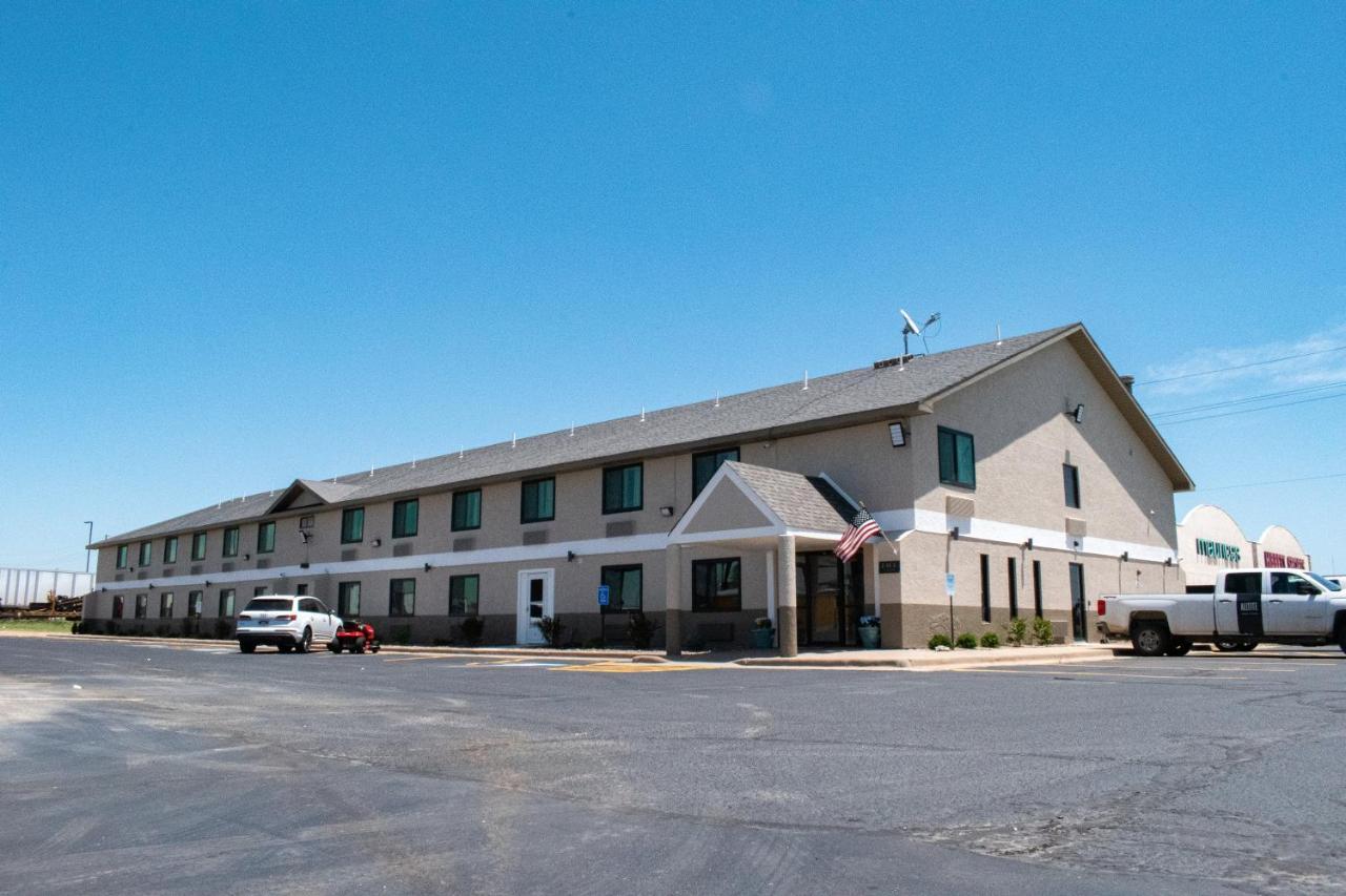 Super 8 By Wyndham Pratt Hotel Exterior foto