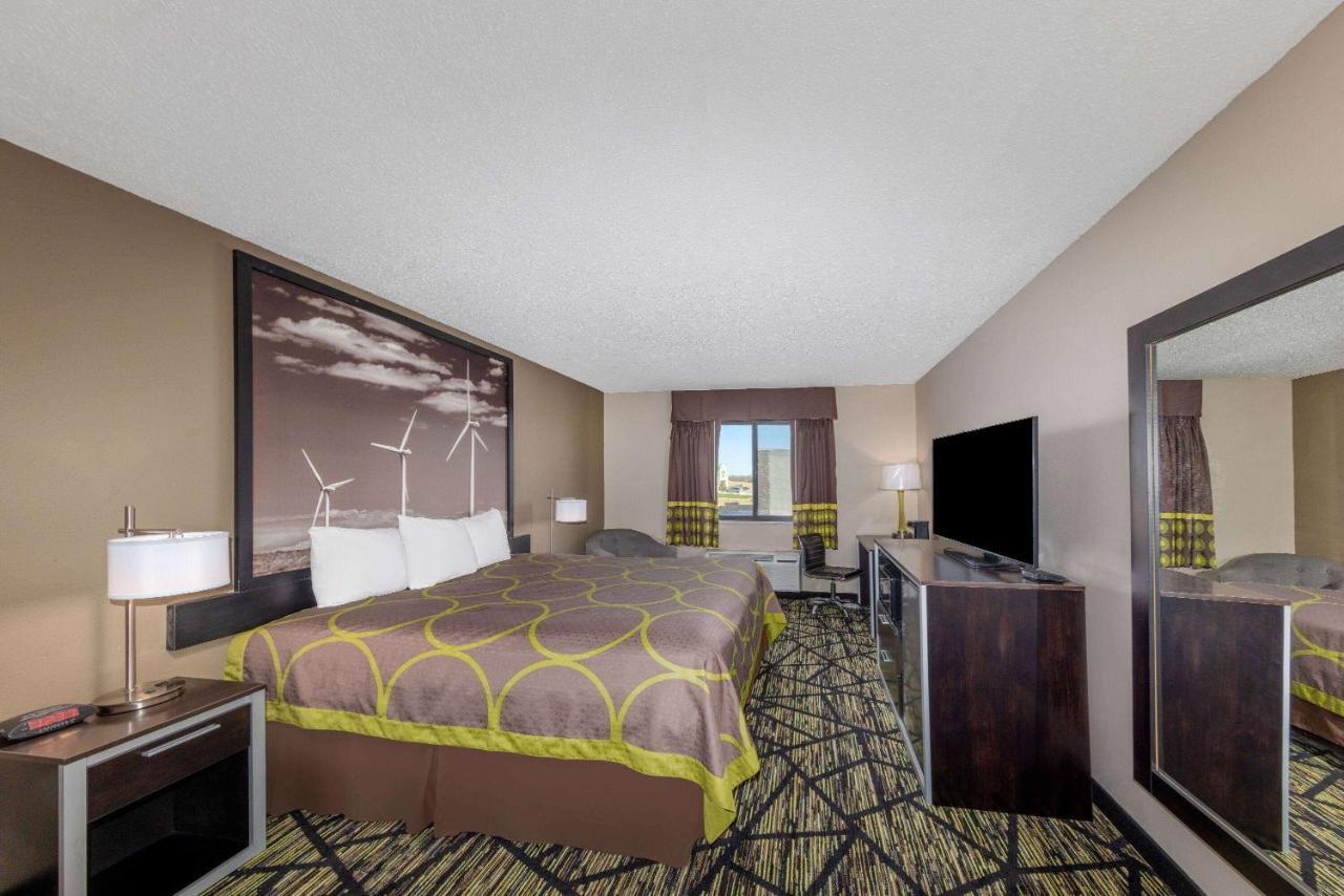 Super 8 By Wyndham Pratt Hotel Exterior foto