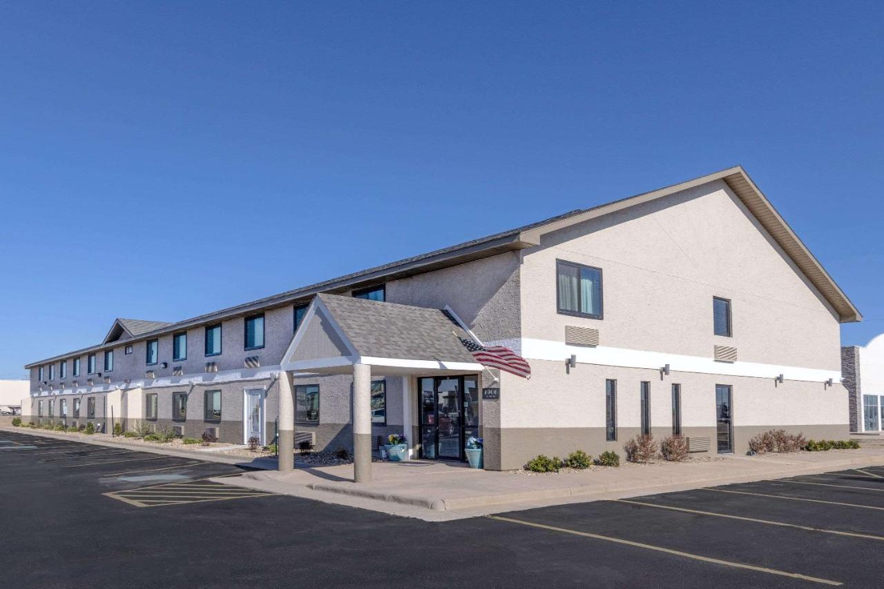 Super 8 By Wyndham Pratt Hotel Exterior foto