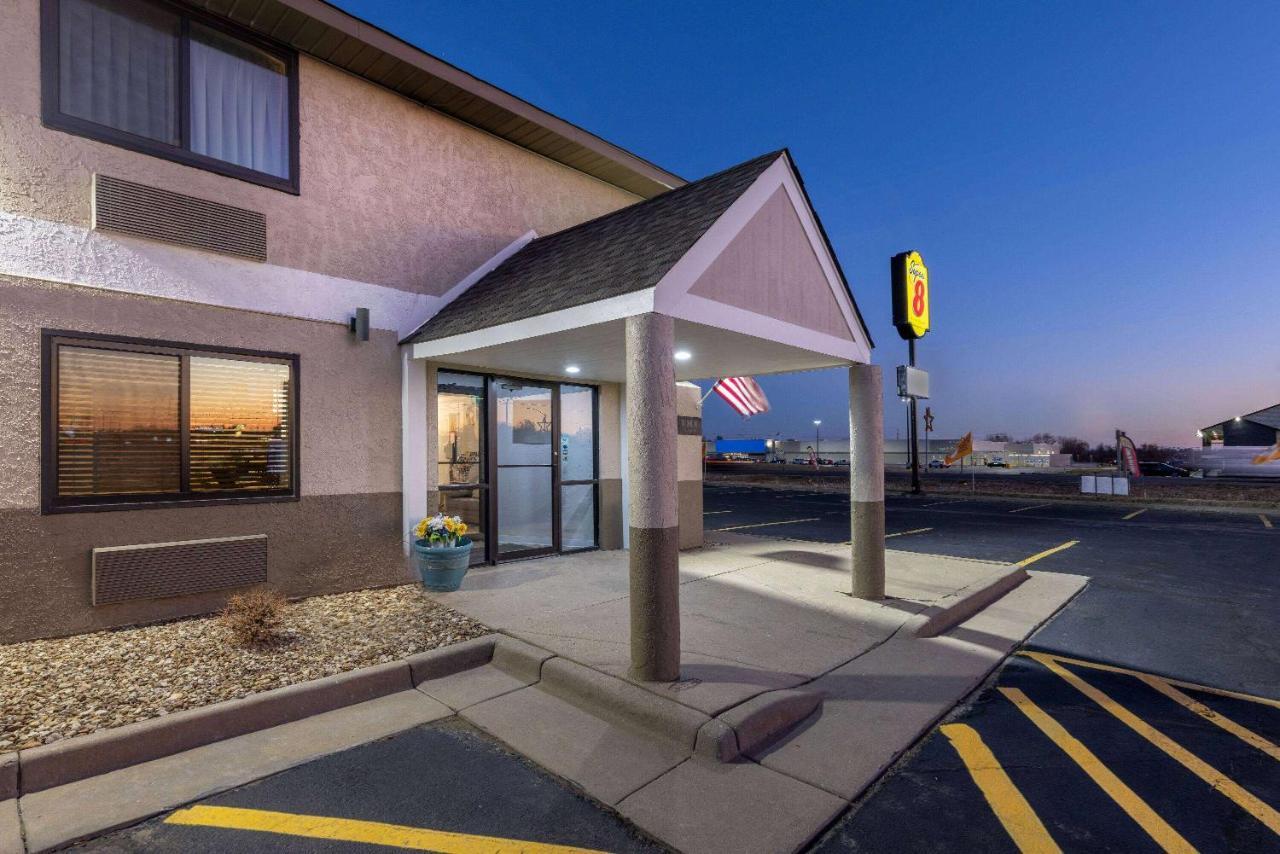 Super 8 By Wyndham Pratt Hotel Exterior foto