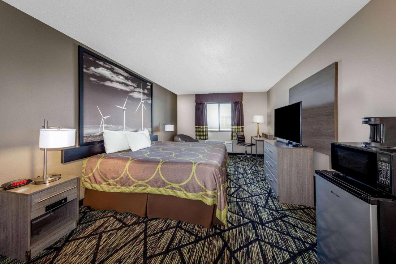 Super 8 By Wyndham Pratt Hotel Exterior foto