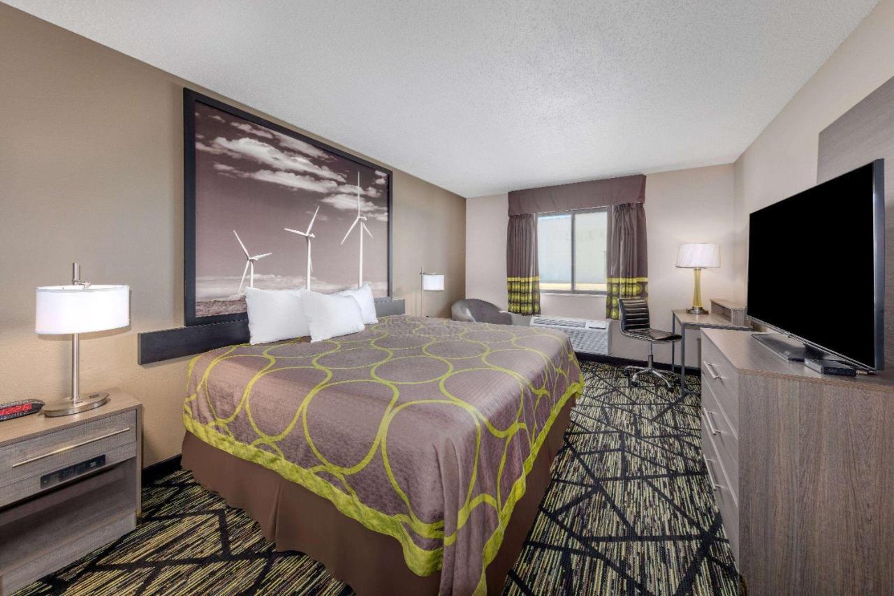 Super 8 By Wyndham Pratt Hotel Exterior foto