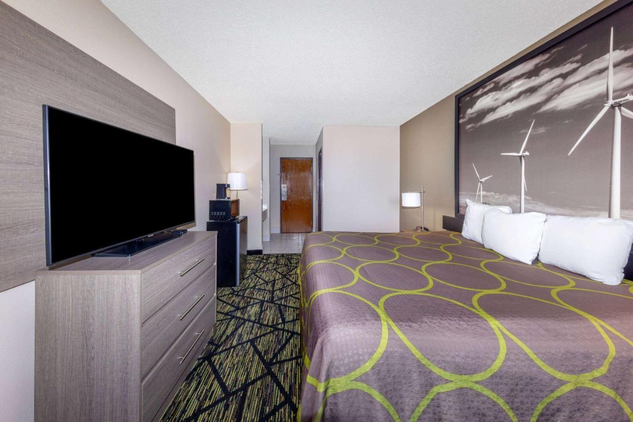 Super 8 By Wyndham Pratt Hotel Exterior foto
