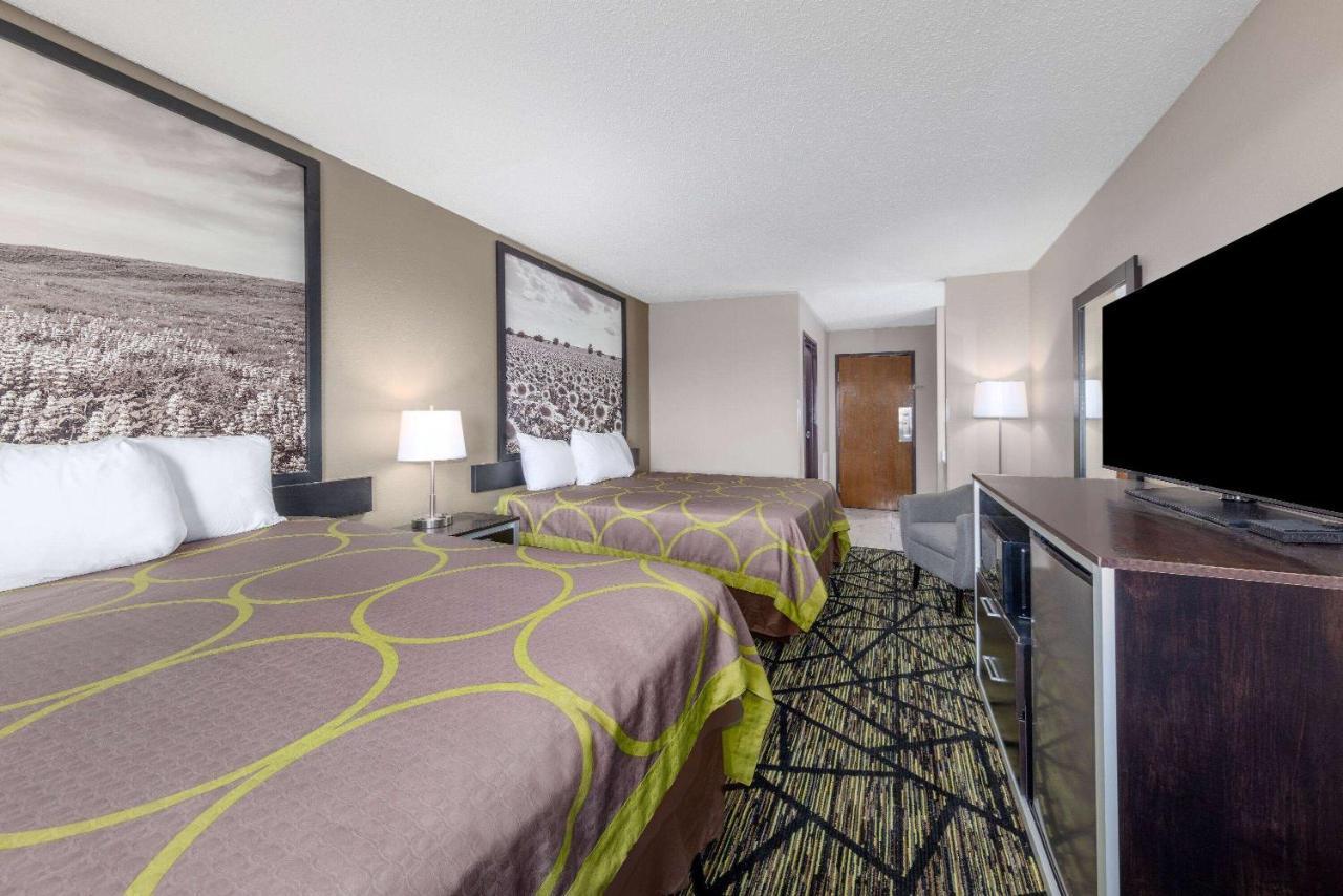 Super 8 By Wyndham Pratt Hotel Exterior foto