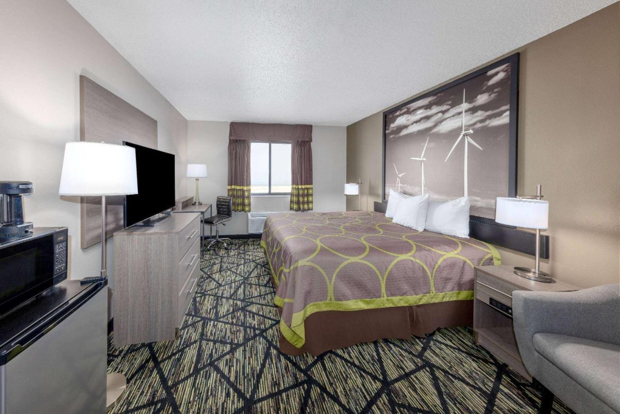 Super 8 By Wyndham Pratt Hotel Exterior foto