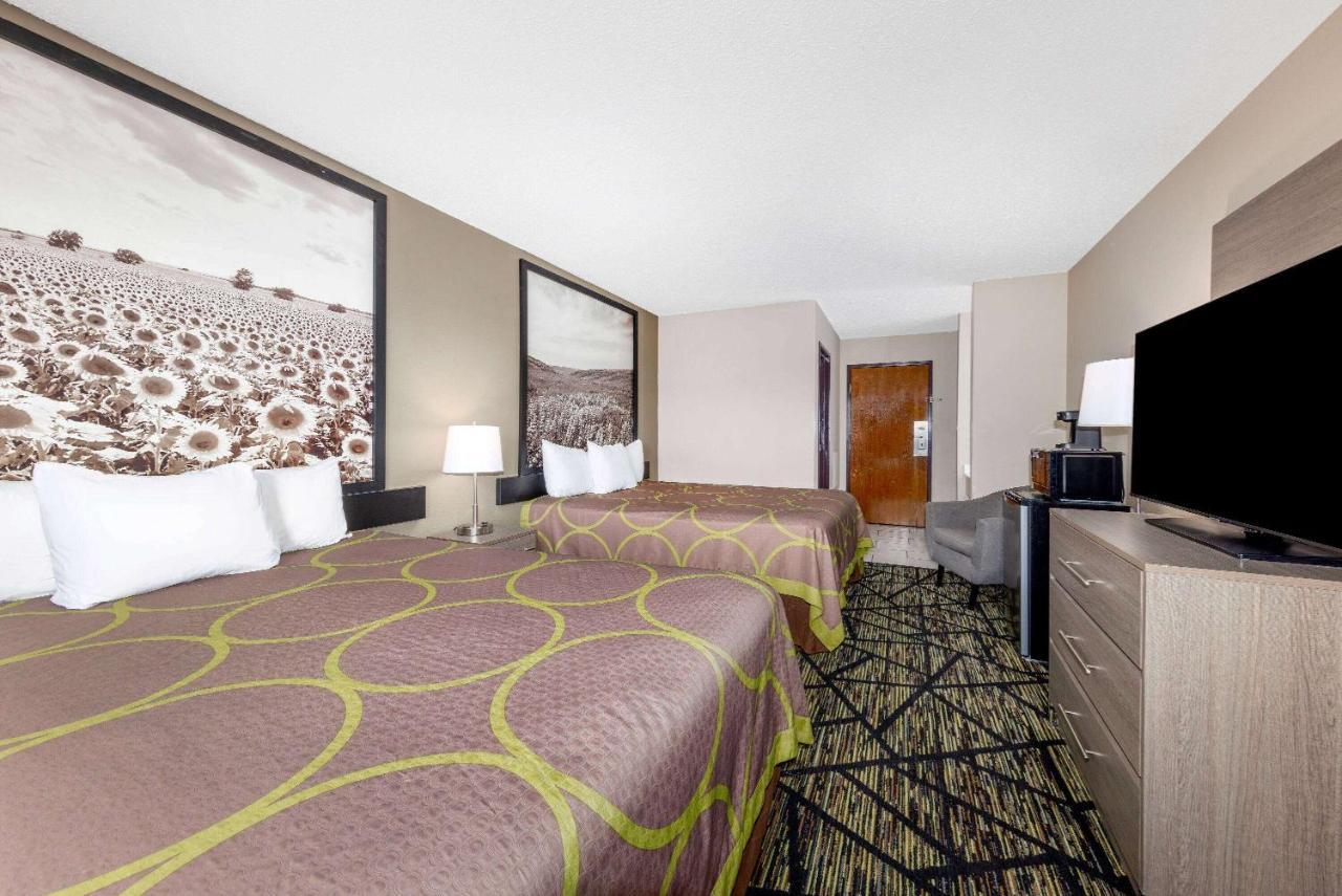 Super 8 By Wyndham Pratt Hotel Exterior foto