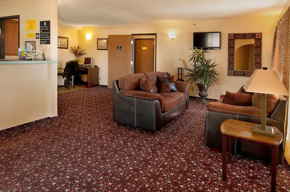 Super 8 By Wyndham Pratt Hotel Exterior foto