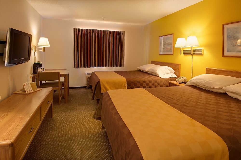 Super 8 By Wyndham Pratt Hotel Exterior foto