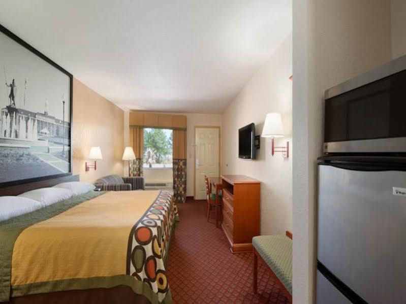 Super 8 By Wyndham Pratt Hotel Exterior foto